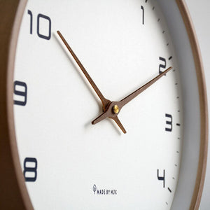 NordicTime houten wandklok - stil Scandinavisch design voor een vredig huis