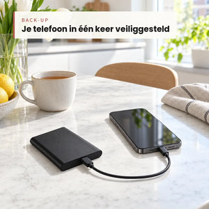 Externe SSD verbonden met een smartphone voor back-up