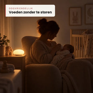Moeder voedt haar baby 's nachts bij het zachte licht van het nachtlampje