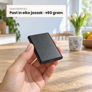 Externe SSD in de hand — zakformaat, ±60 gram