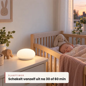 Nachtlampje met slaaptimer op de commode naast de wieg