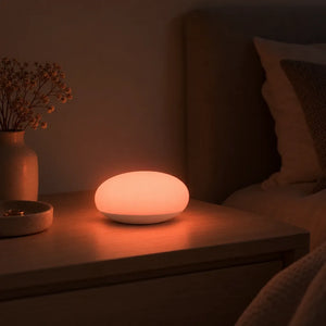 Nachtlampje met warm rood nachtlicht in de slaapkamer